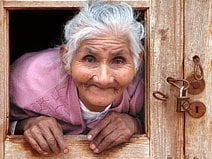 photo d’une vieille dame quechua dans le village de Tilcara