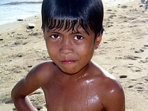 photo d’un jeune garçon indonésien sur la plage de Mangar