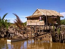 photo d’une maison d’un pêcheur de crevettes du delta de la Mahakam