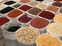 photo des sacs de graines sur le grand marché de San Cristóbal