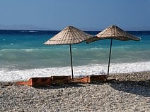 photo de parasols en osier sur une plage de la presqu’île de Dilek