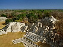 photo du site archéologique maya d’Edzná avec ses pyramides