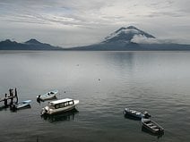 photo du lac Atitlán entouré par une chaîne de majestueux volcans