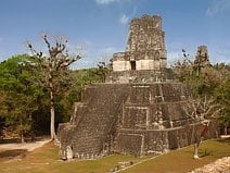 photo du Temple des Masques de Tikal au milieu de la jungle du Petén