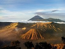 photo des volcans Bromo, Batok et Semeru au lever du soleil
