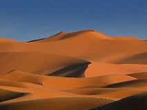photo des dunes de sable de Merzouga qui est la porte du Sahara