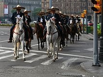 photo de cavaliers parés de leur sombrero qui défilent dans les rues