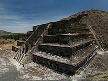 photo de la pyramide de la Lune de Teotihuacan