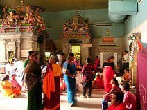 photo de la préparation d’une cérémonie dans un temple hindou