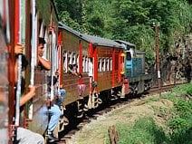 photo d’un train au Sri Lanka qui traverse l’intérieur du pays