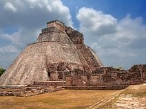 photo de la pyramide maya d’Uxmal de la région Puuc