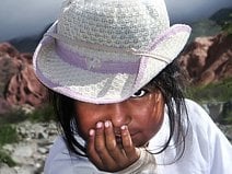 photo d’une petite fille au chapeau du village de Purmamarca