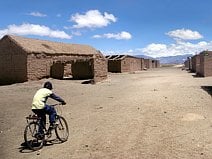 photo de maisons en pisé du village de Santuario de Tres Pozos