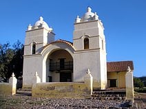 photo de la petite église blanche du village de Molinos
