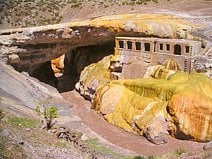photo du Puente del Inca qui est une arche de sel servant de pont