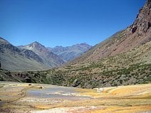 photo du Río Mendoza qui coule depuis les sommets des Andes