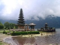 photo du temple de Bedugul au bord du lac Bratan