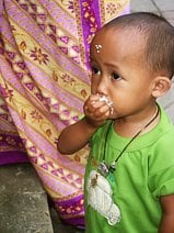 photo d’un jeune garçon balinais lors de la fête du Galungan