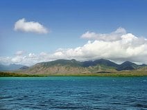 photo de l’île de Bali vue depuis le détroit entre Java et Bali