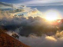 photo d’un coucher de soleil sur les pentes du volcan Rinjani