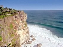 photo du temple d’Uluwatu au sommet d’une falaise au sud de Bali