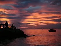 photo du crépuscule juste après le coucher de soleil sur la mer de Célèbes