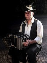 photo d’un joueur de bandonéon jouant un air de tango