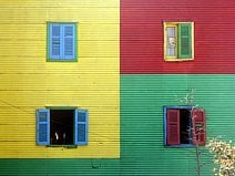 photo d’une façade aux couleurs éclatantes du quartier de la Boca