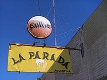 photo d’une enseigne de la bière Quilmes aux couleurs de l’Argentine