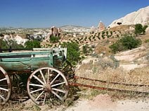 photo d’une charrette abandonnée dans le cirque rocheux de Göreme