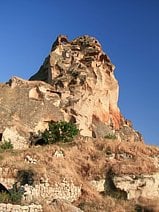 photo du piton d’Ortahisar qui est percé de refuges troglodytiques