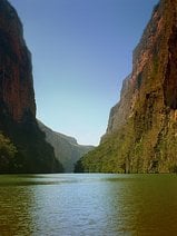 photo du canyon de Sumidero avec ses parois vertigineuses