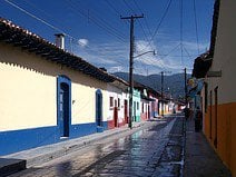 photo d’une ruelle colorée dans la ville de San Cristóbal de las Casas