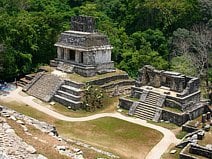 photo du Temple du Soleil de Palenque avec son toit mansardé et sa crête faîtière