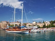 photo d’Antalya avec son vieux port et ses remparts romains