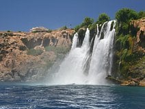 photo des chutes de Düden qui plongent dans l’eau claire de la Méditerranée