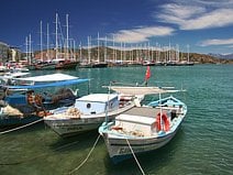 photo de la ville de Fethiye et de son beau port naturel