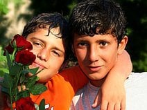 photo de deux frères qui vendent des roses sur le port d’Antalya