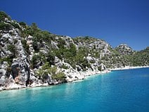 photo de l’île de Kekova cernée d’eaux limpides et de ruines englouties