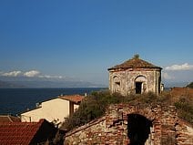 photo d’une église byzantine en ruine au bord de la mer de Marmara