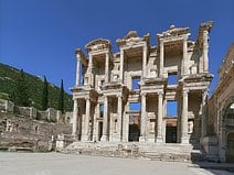 photo de la bibliothèque de Celsus de l’ancienne cité grecque d’Éphèse