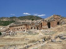 photo de la cité antique d’Hiérapolis avec ses sources thermales