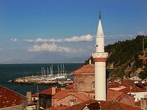 photo du minaret de Trilia sur les rivages de la mer de Marmara