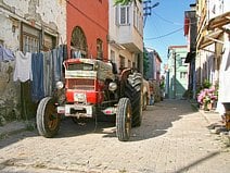 photo d’un tracteur agricole dans les rues du petit village de Zeytinbagi
