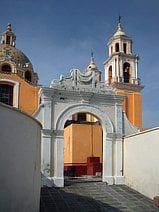 photo l’ancienne pyramide de Cholula avec une église au sommet