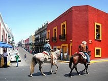 photo de Puebla qui est entourée d’imposants volcans