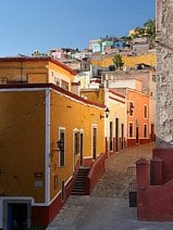 photo de la ruelle San Roque qui serpente du centre-ville vers les collines