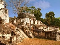 photo de l’acropole de Tikal qui a servi de nécropole aux souverains