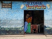 photo d’un bar et d’un restaurant face à la gare routière d’Antigua