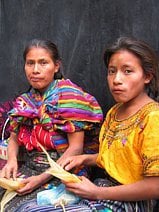 photo de deux femmes indigènes sur le marché de Chichicastenango